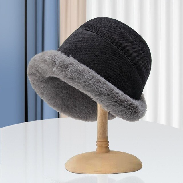WinterGlow Beanie – Luxurious and Warm Hat for Cold Days