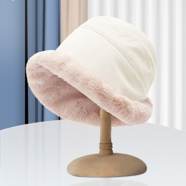 WinterGlow Beanie – Luxurious and Warm Hat for Cold Days