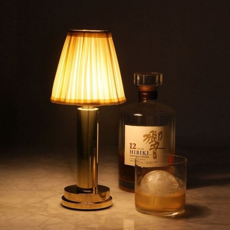 Wireless Elegance: Luxurious Dimmable Fabric Table Lamp