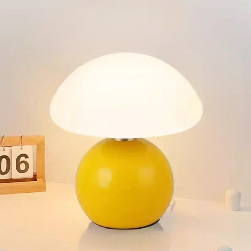 Elegant Cream Table Lamp – Atmospheric Lighting for the Home