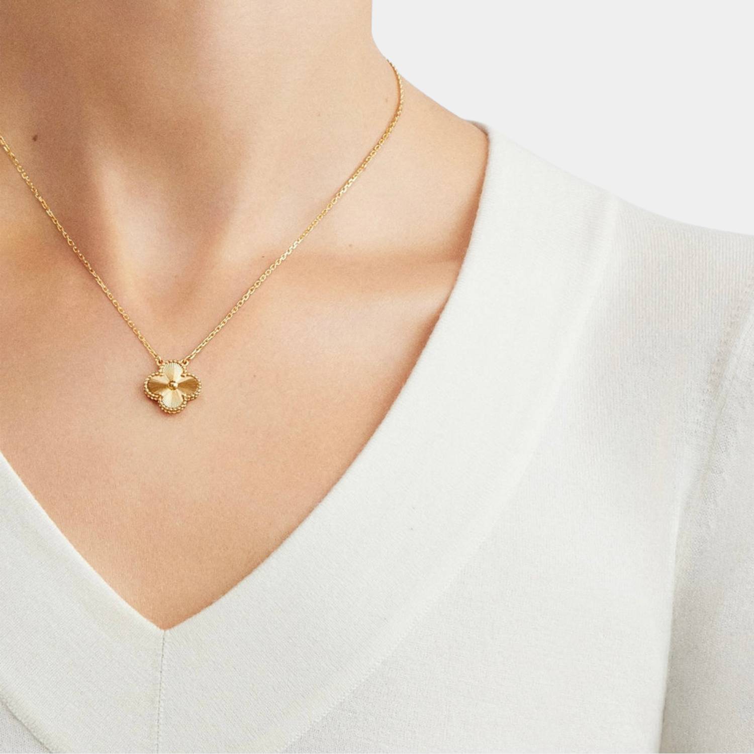 Golden Clover Jewelry Set – Necklace, Bracelet & Earrings
