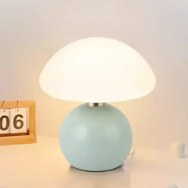 Elegant Cream Table Lamp – Atmospheric Lighting for the Home