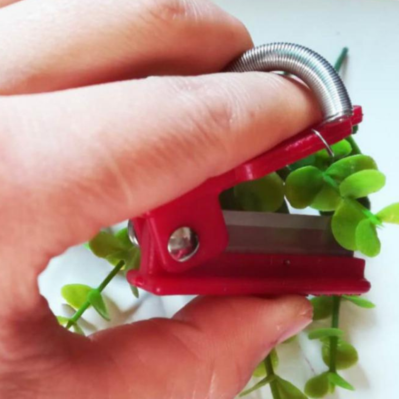 GardenGrip Tool – Easy Picking of Vegetables and Fruit