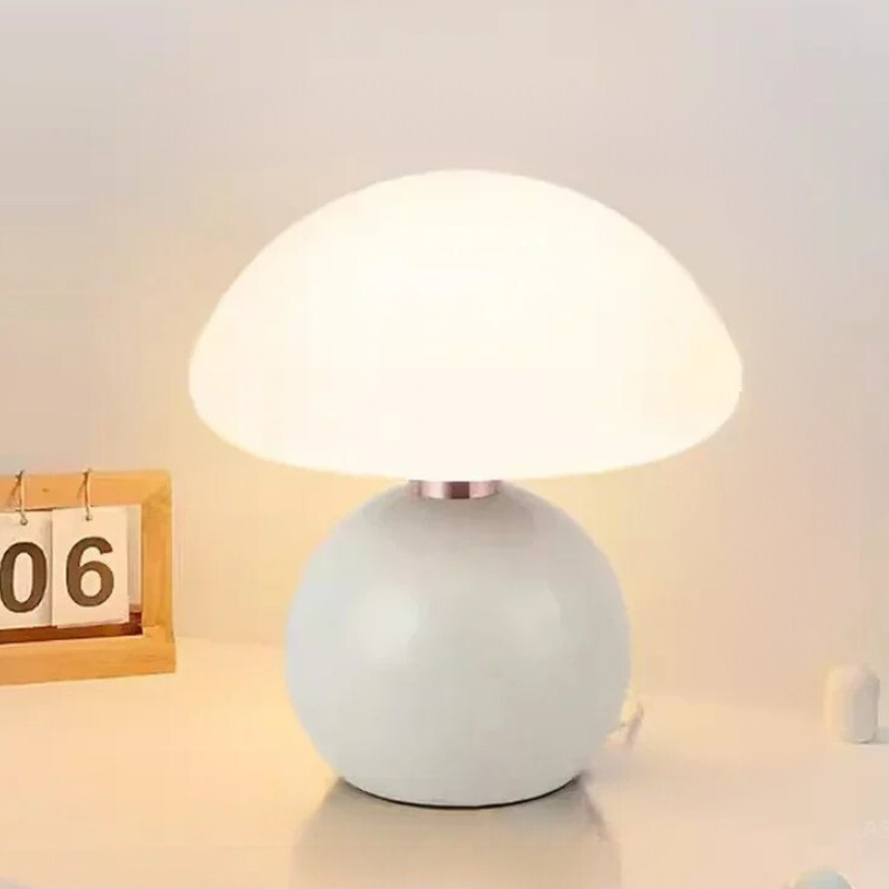 Elegant Cream Table Lamp – Atmospheric Lighting for the Home