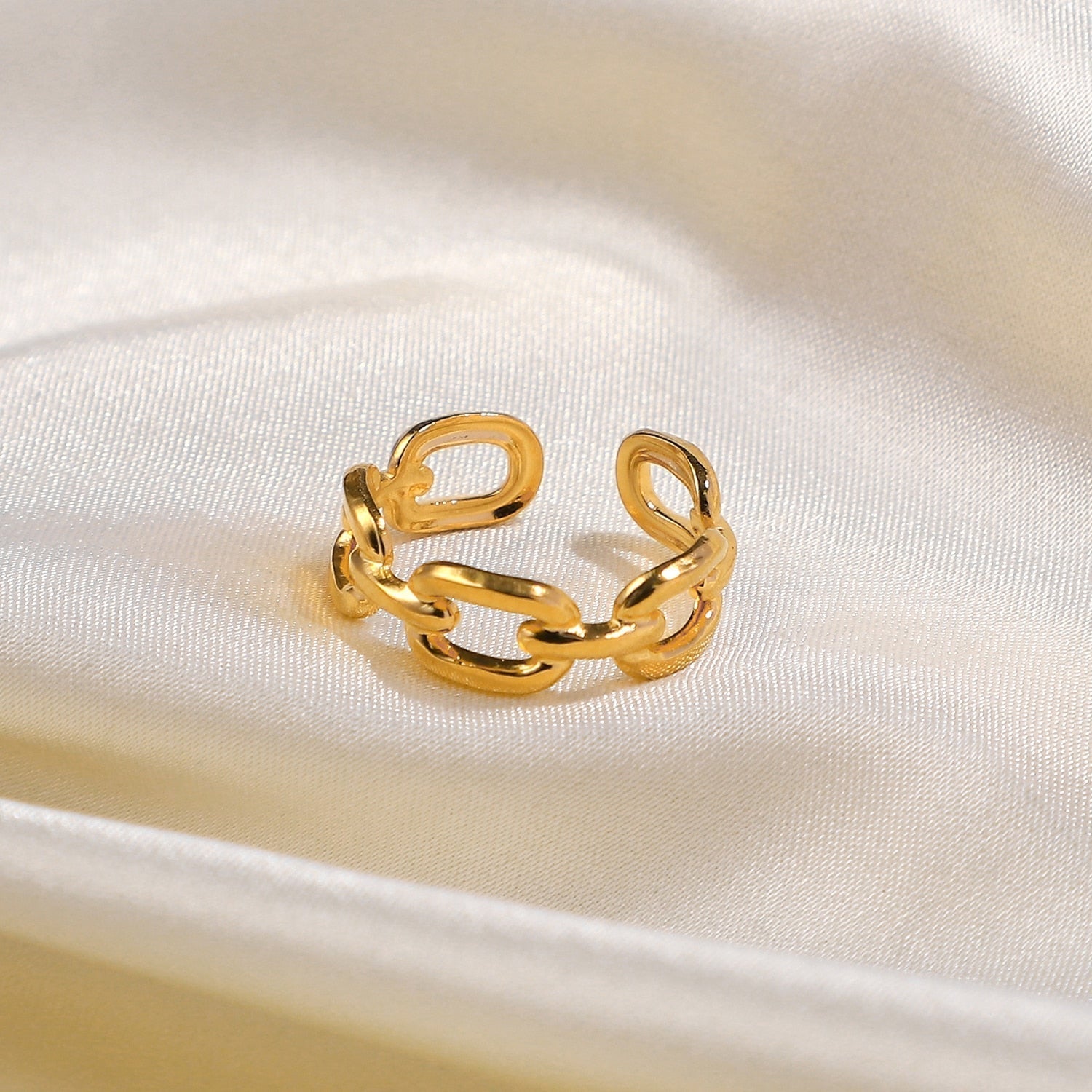 NexaTwist - Trendy Twisted Ring Link
