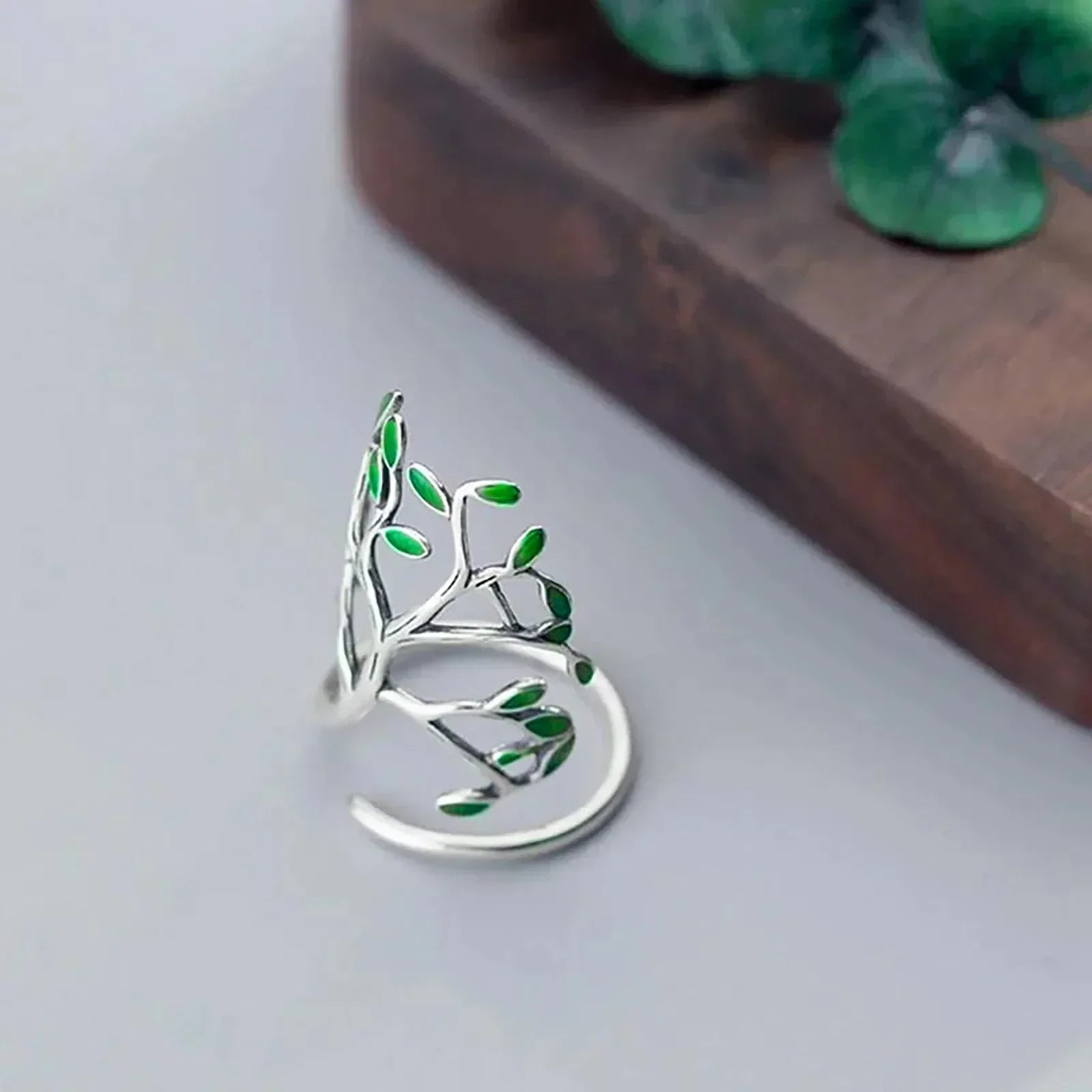 SilverLeaf Ring – Elegant Green Leaf Details