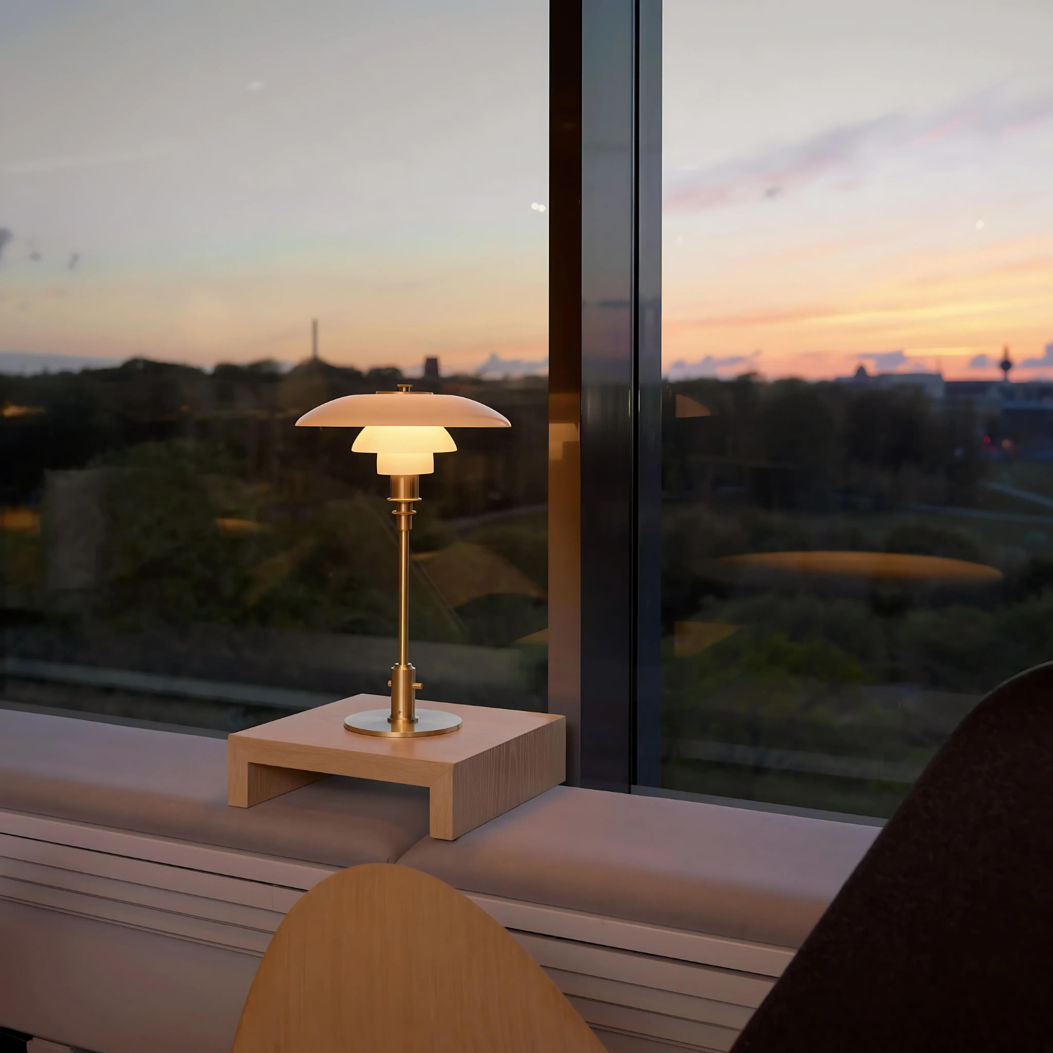Lumière Serein - Elegant Metal Table Lamp