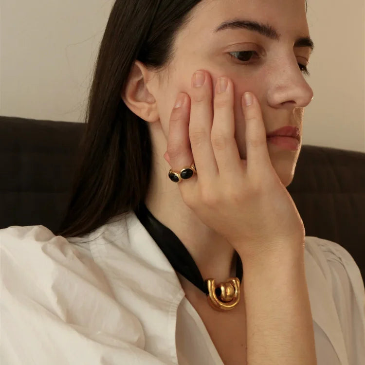 Celina - Elegant gold-plated onyx ring