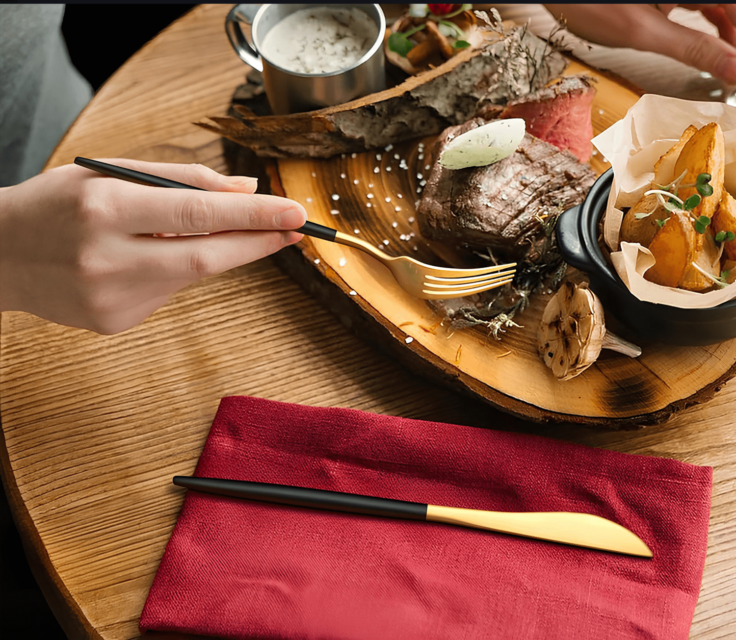 RoyalServe - Luxury Black Gold Cutlery Set for Lighthouse