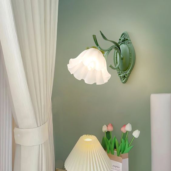 LilyGlow Wall Lamp - Elegant Nature-Inspired Lighting