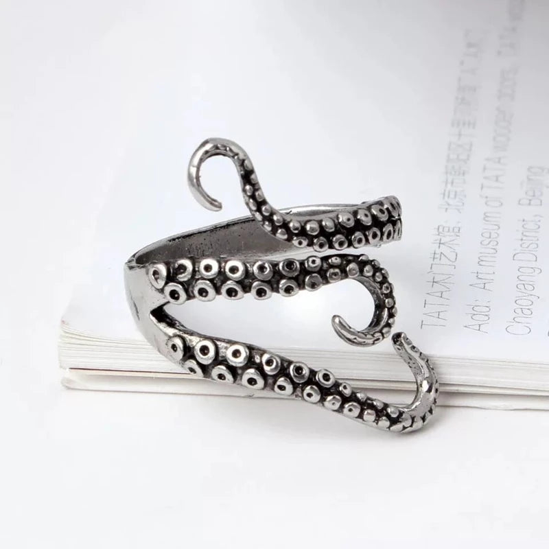 Adjustable Silver Tentacle Ring - Nautilus, the perfect accessory for a very inspiring look!