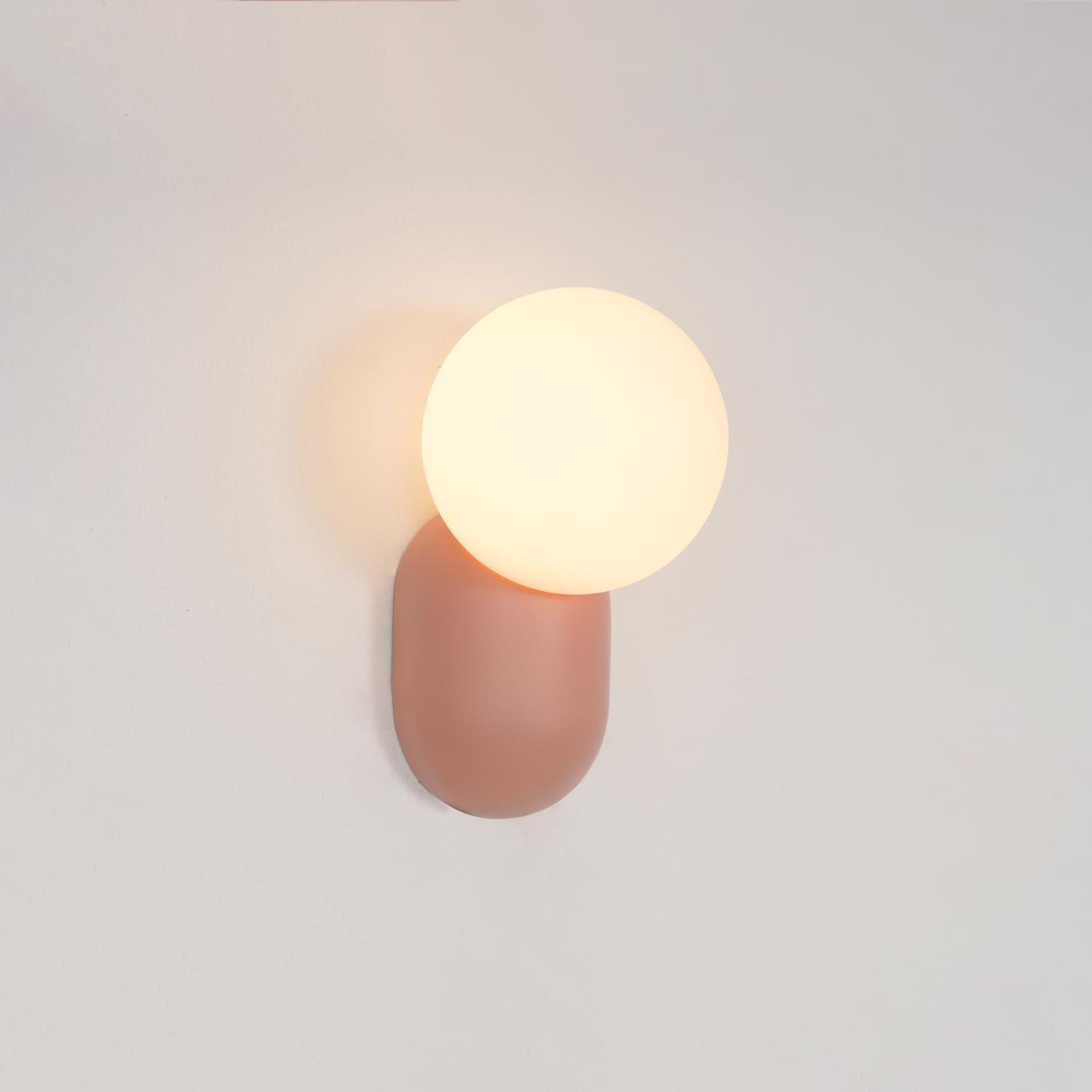 ChicGlow Resin Wall Lamp – Elegance and Energy Saving in One