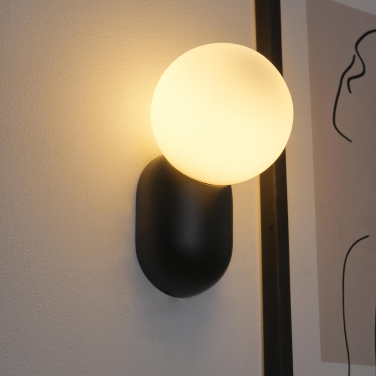 ChicGlow Resin Wall Lamp – Elegance and Energy Saving in One