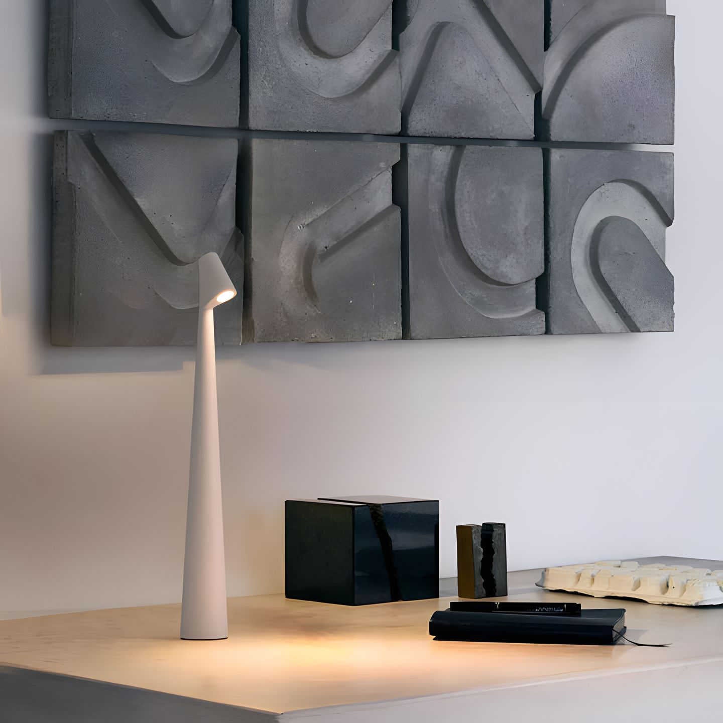 LunaSlim – Elegant Wireless Table Lamp with Adjustable Lighting