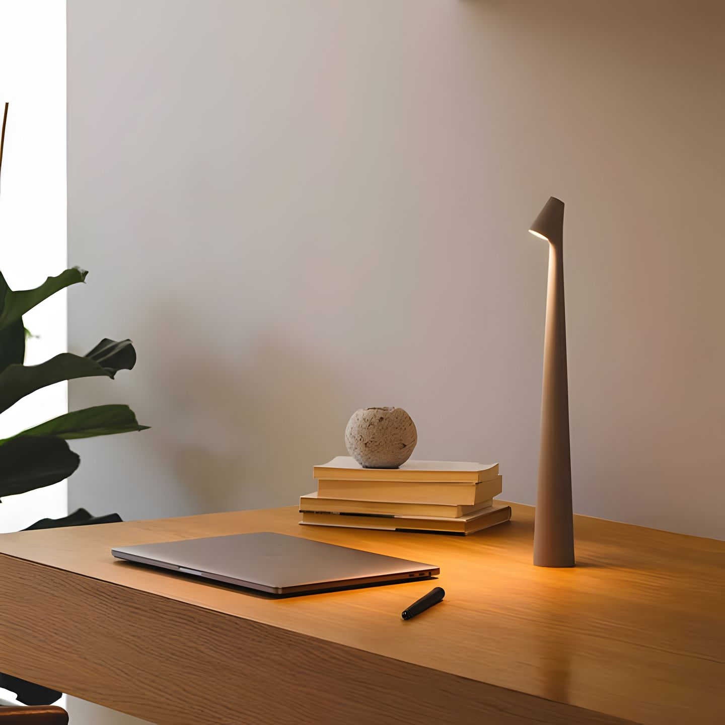 LunaSlim – Elegant Wireless Table Lamp with Adjustable Lighting