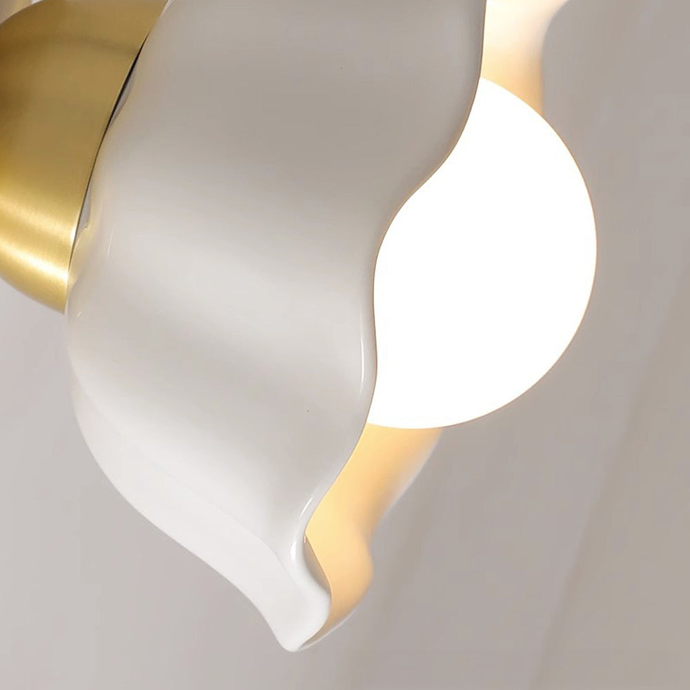 Retro White Flowers Wall Lamp - Vintage Style for Your Decor
