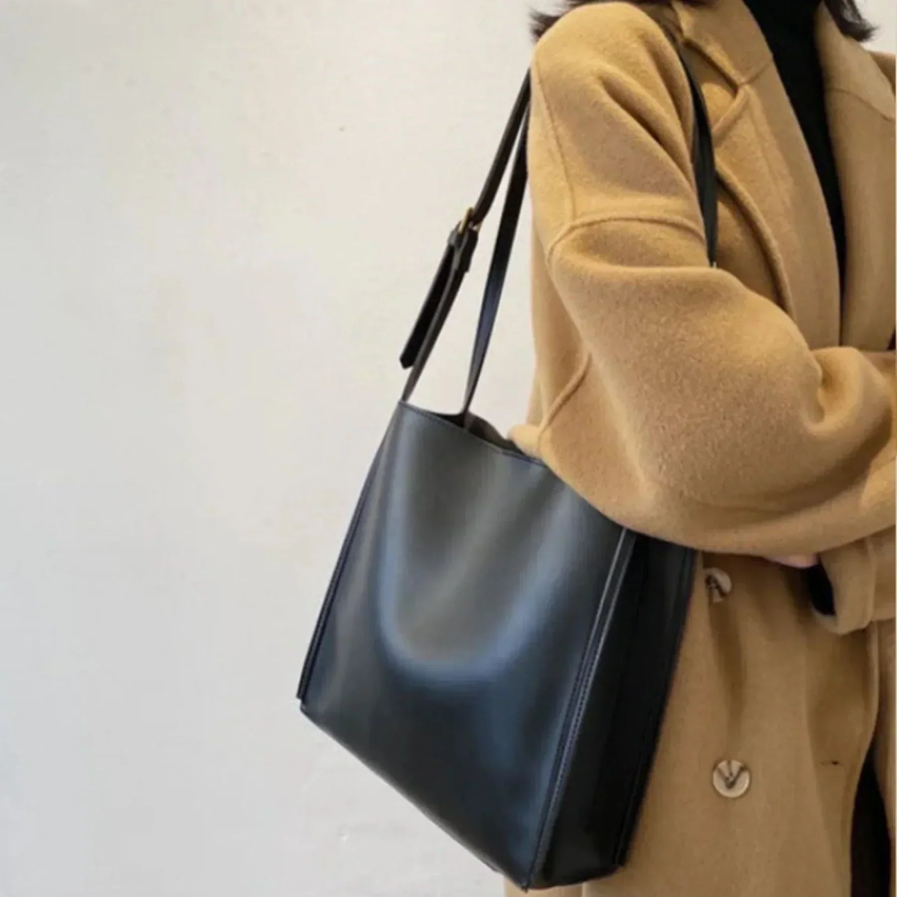 RetroChic Handbag – Vintage Style Fashion Bag