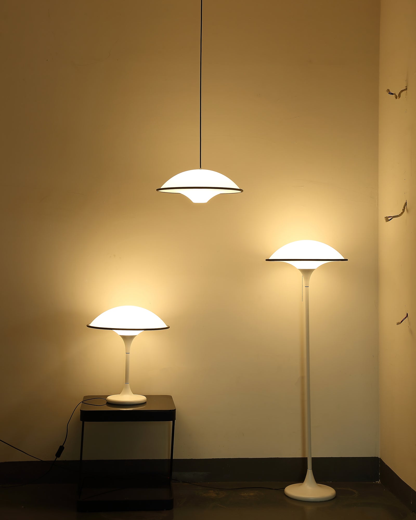 ArtistryGlow Table Lamp - Elegant Table Lamp for Atmospheric Lighting