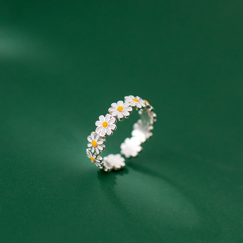 Charming and Chic Daisy Flower Ring