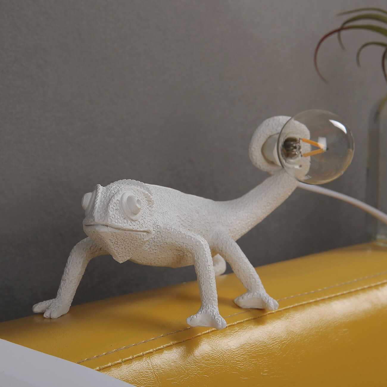 Resin Salamander Table Lamp - Elegant Resin Lizard Table Lamp for Modern Interiors