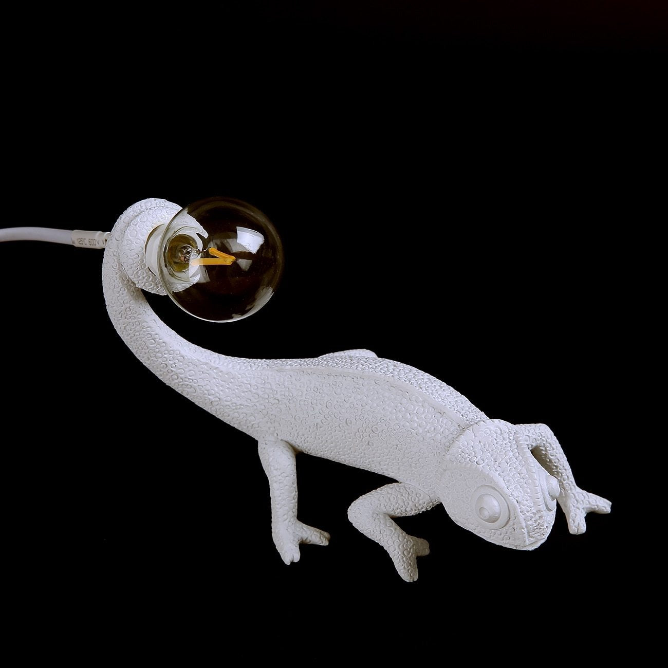 Resin Salamander Table Lamp - Elegant Resin Lizard Table Lamp for Modern Interiors
