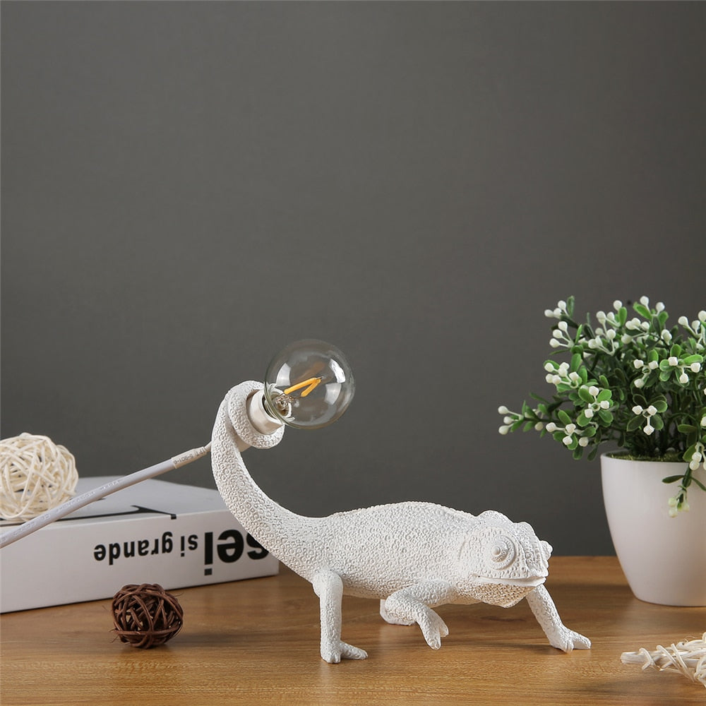 Resin Salamander Table Lamp - Elegant Resin Lizard Table Lamp for Modern Interiors