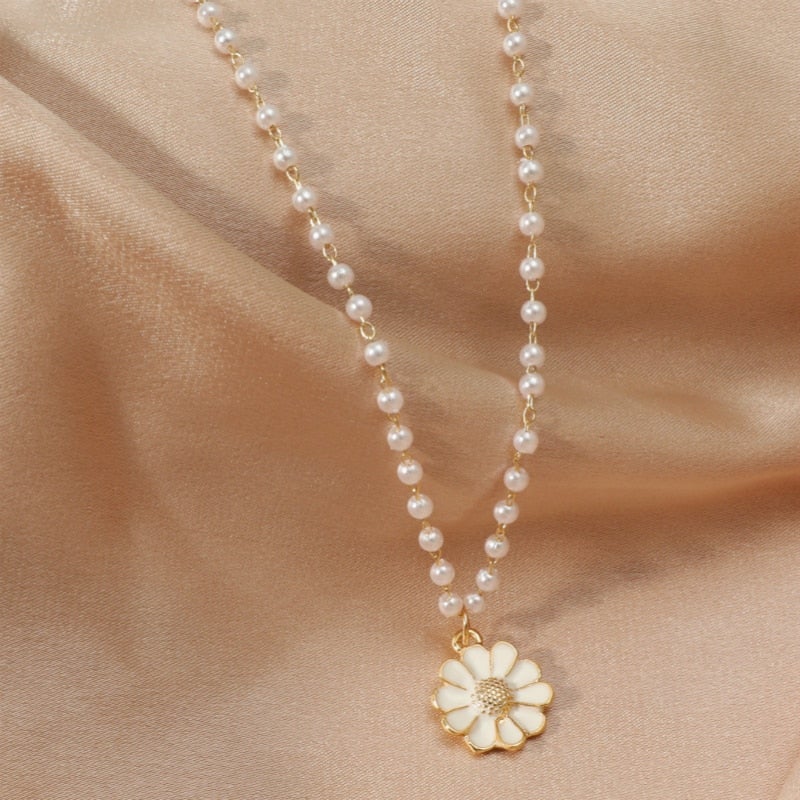 Elegant pearl necklace with enchanting daisy pendant - Flora