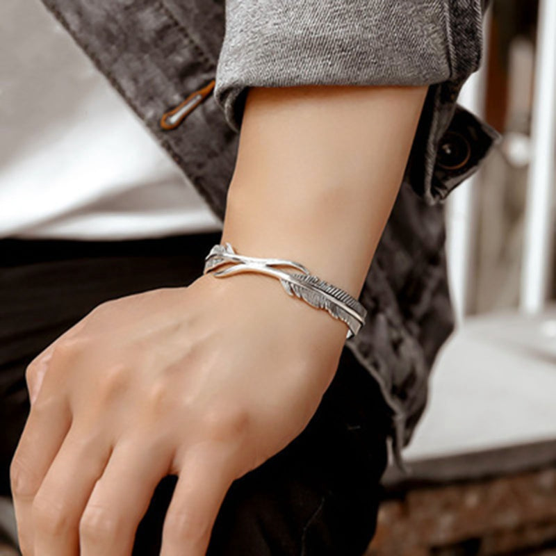 Elegant Adjustable Bracelet with Enchanting Silver Feathers