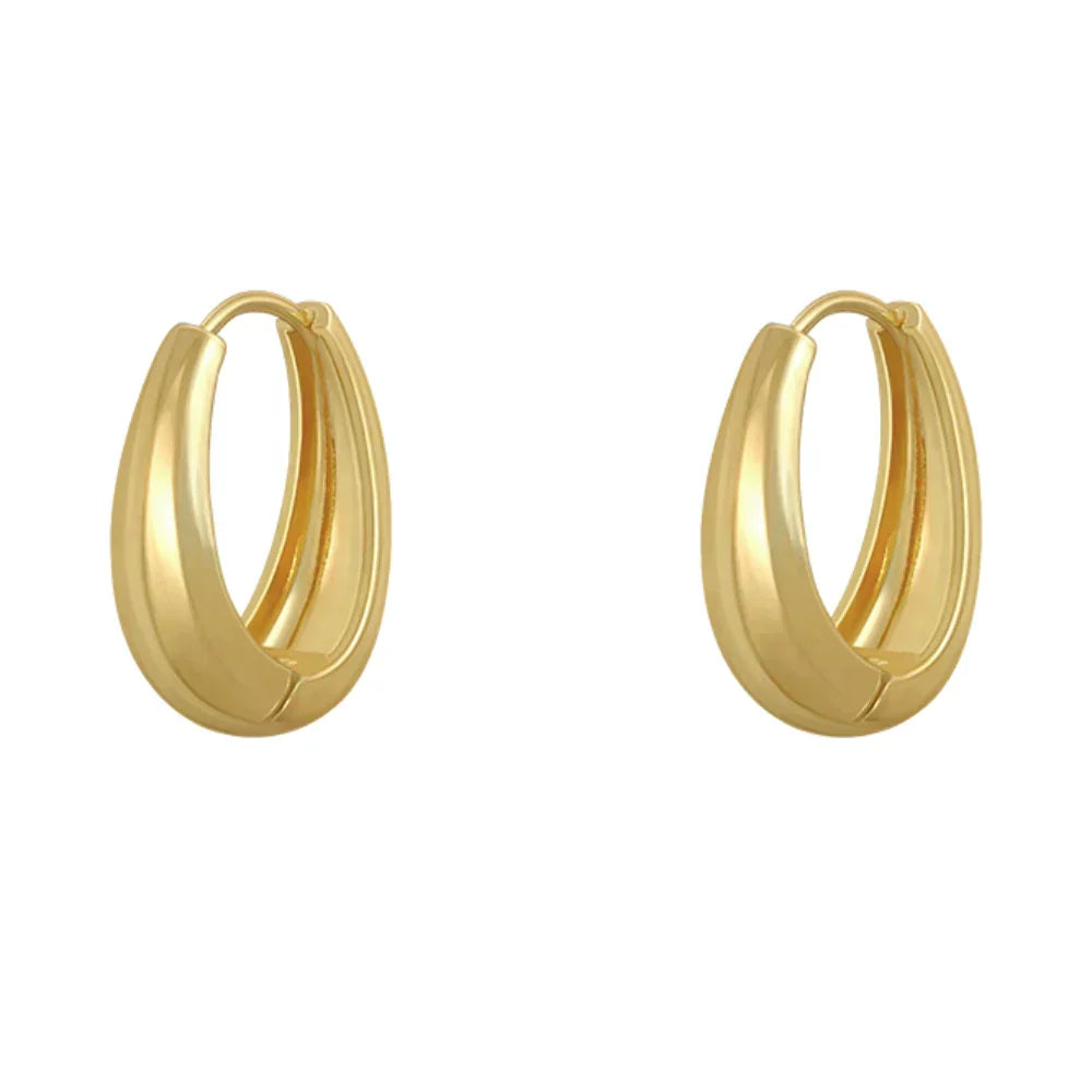Elegant Gold Earrings in Classic Design