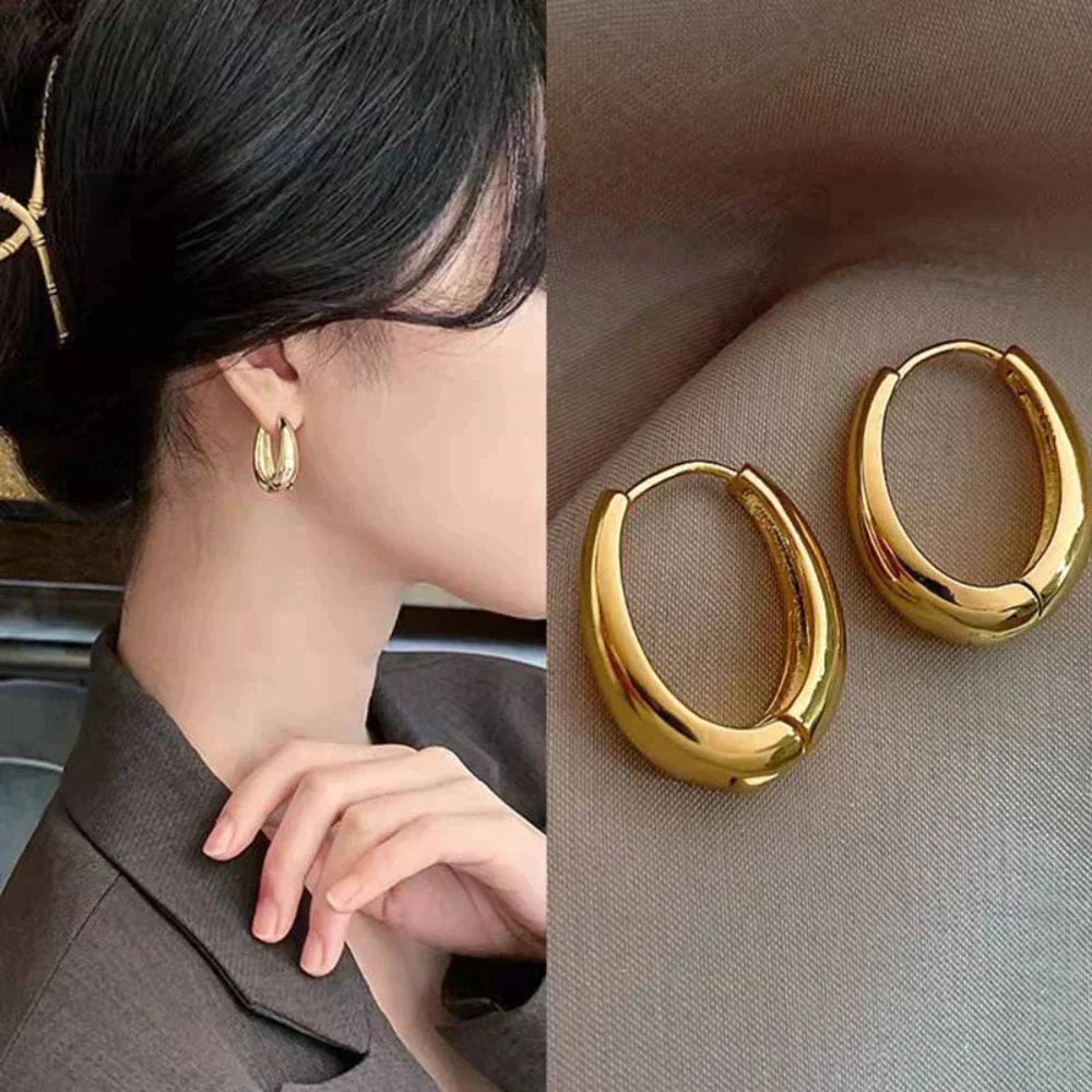 Elegant Gold Earrings in Classic Design