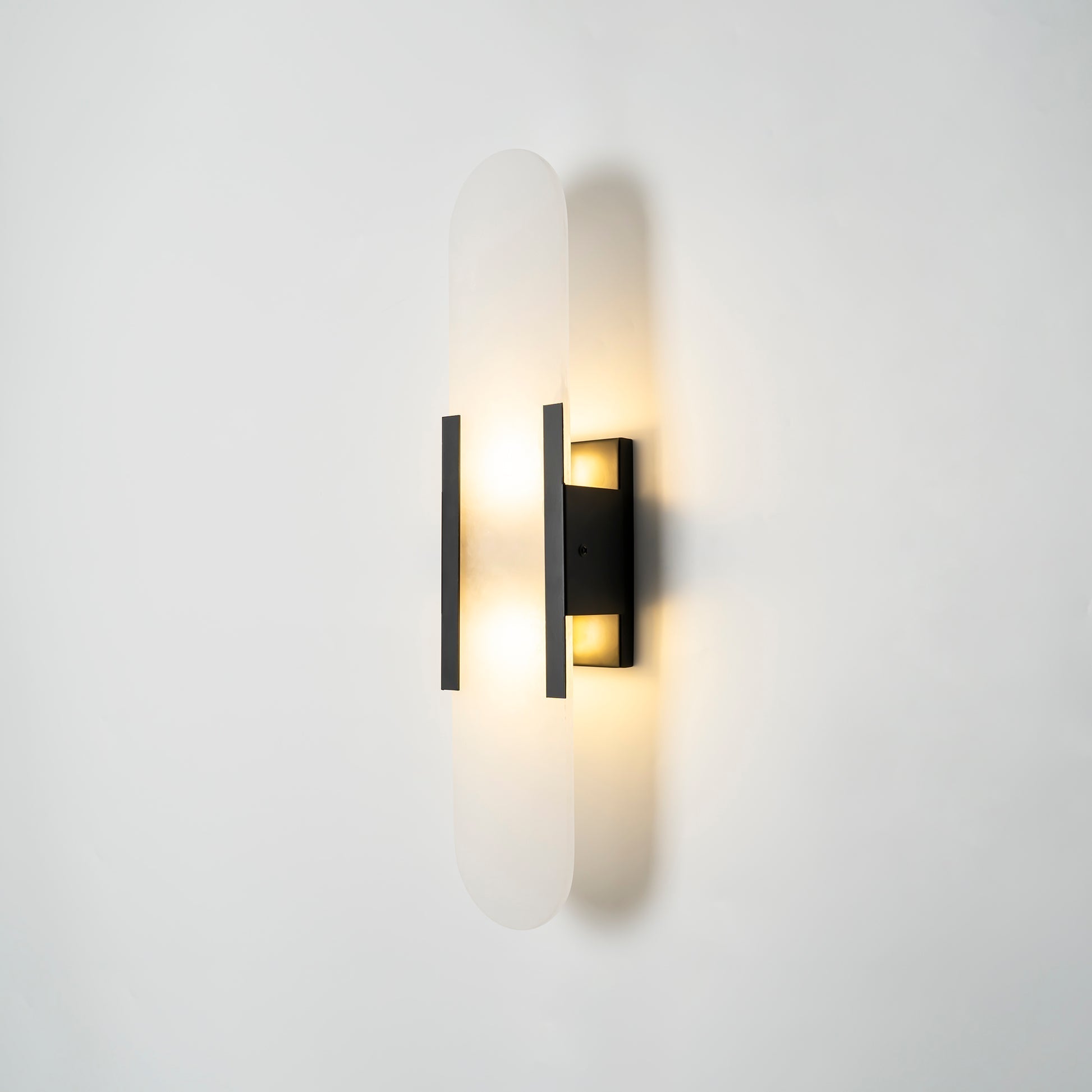 Elegant Melange - Handgjord Alabaster Vägglampa