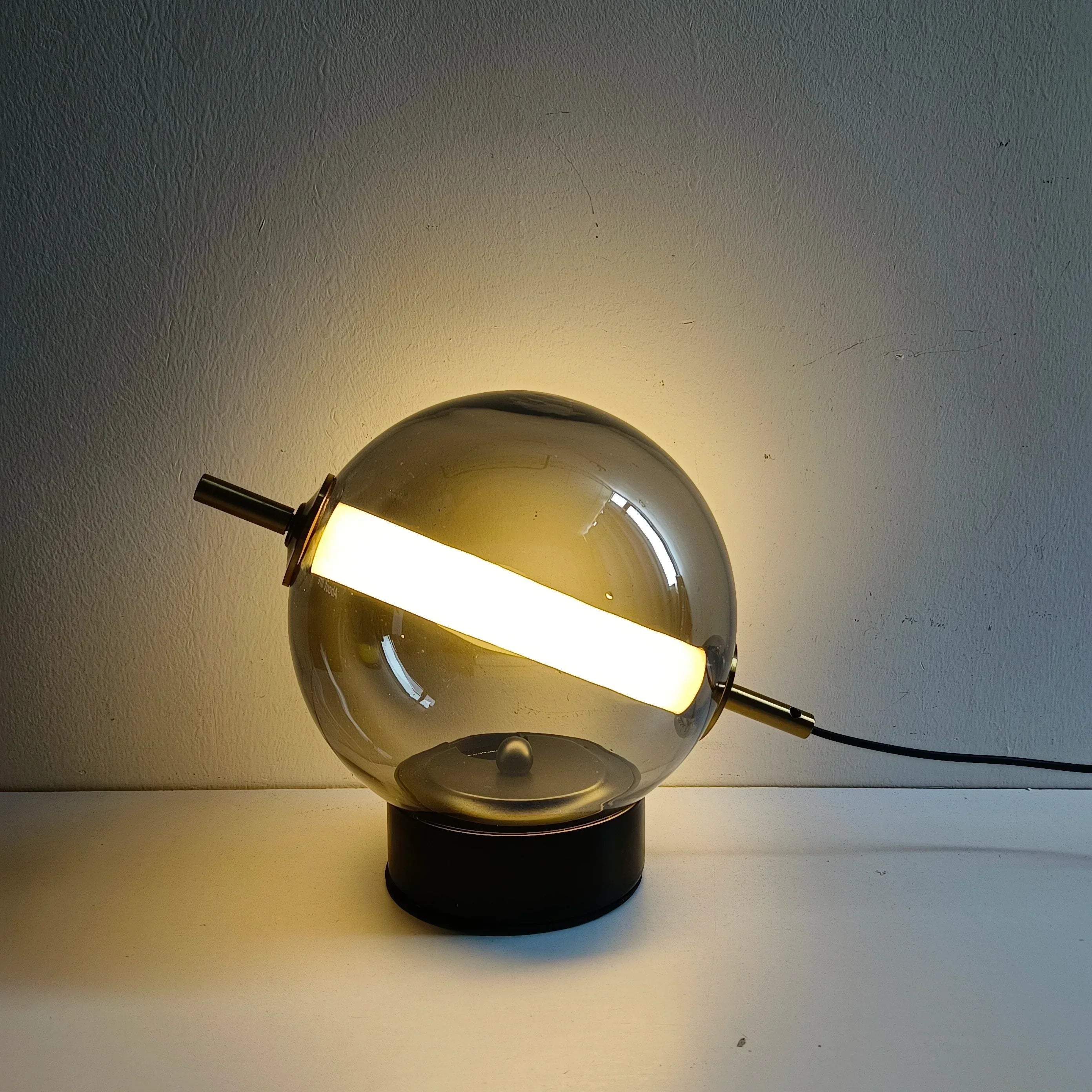 Retro Glass Table Lamp with Warm Glow - Timeless Elegance