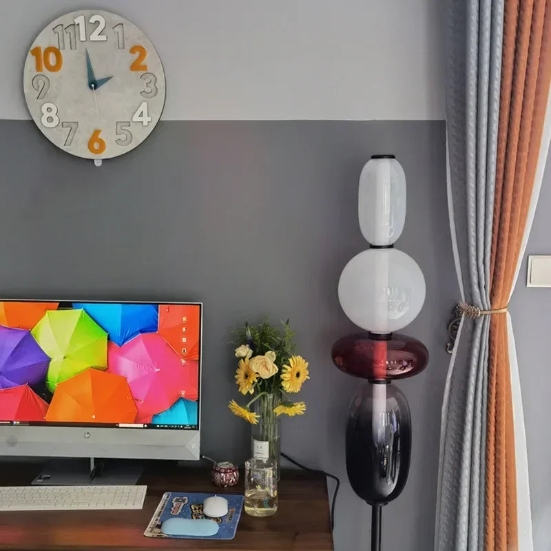 ChromaLuxe - Designer Golvlampa med Färgaccenter för en Sprudlande Atmosfär