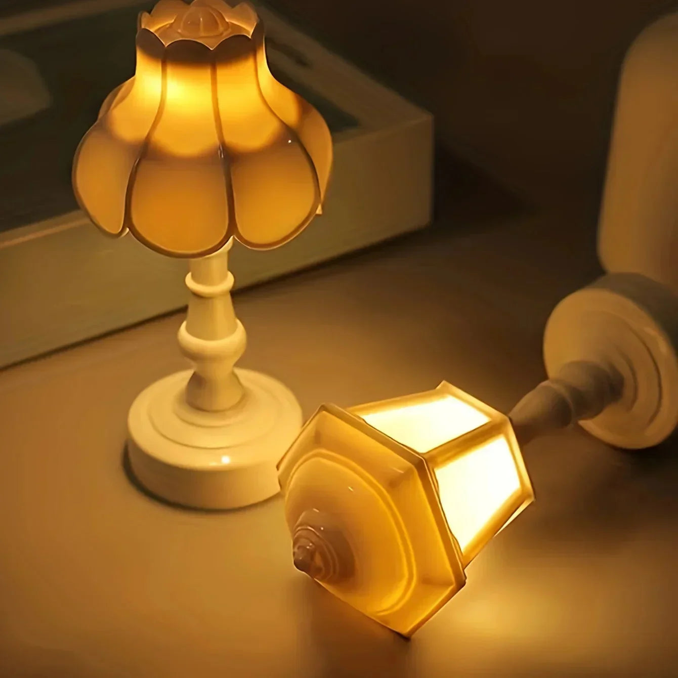 ChicGloed – Elegant Bordslampa med Geometrisk Design