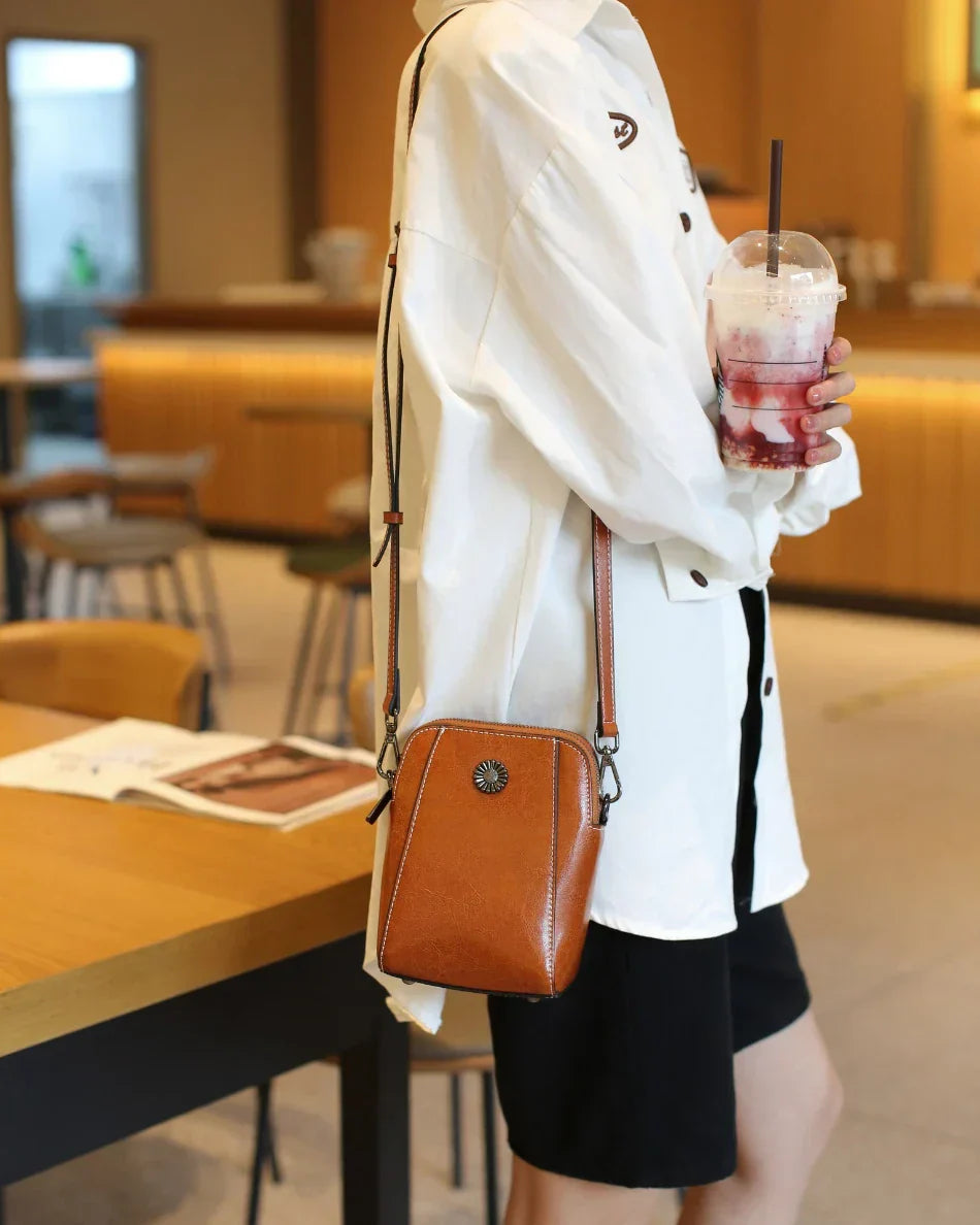LeatherVibe - Elegant Leather Crossbody Bag