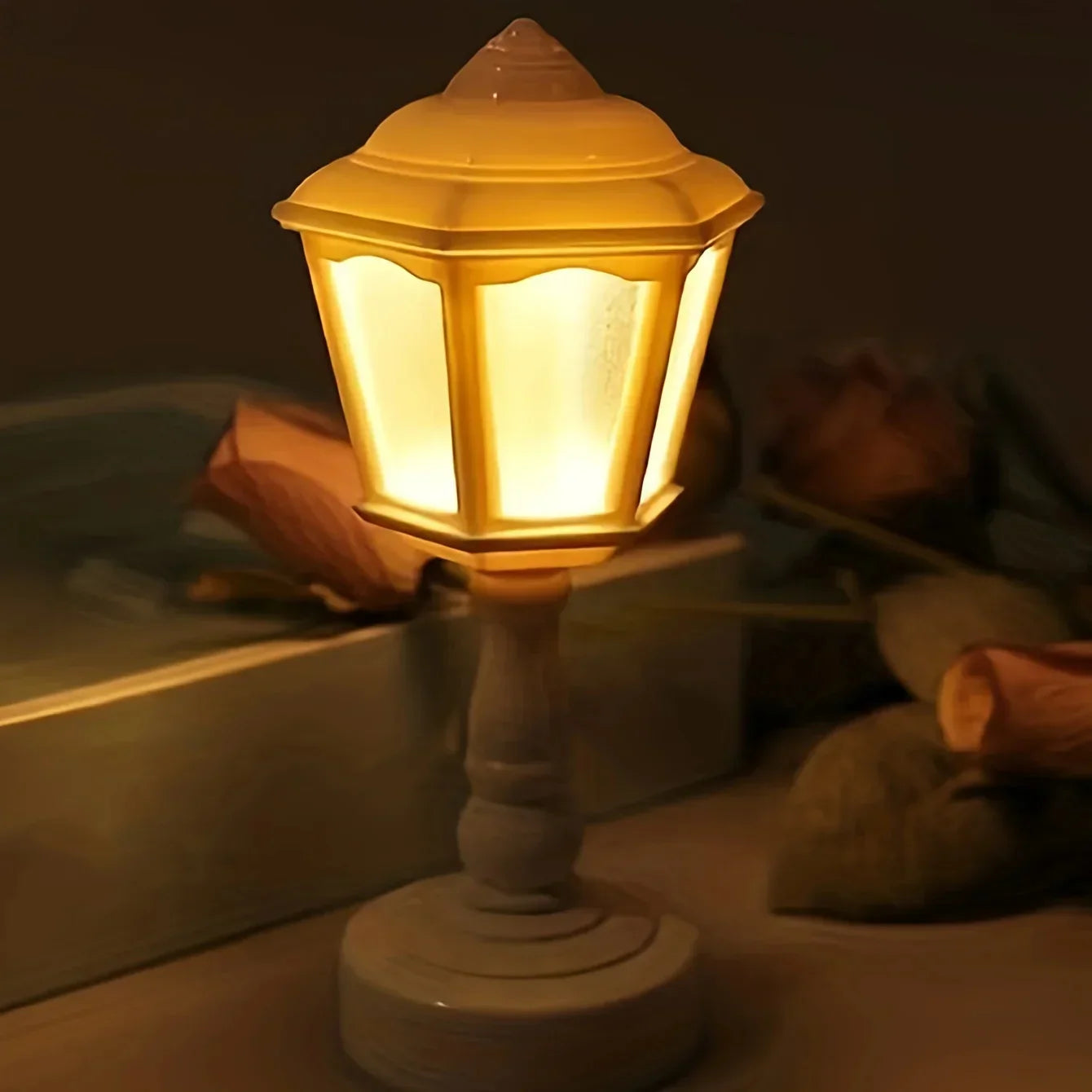 ChicGloed – Elegant Bordslampa med Geometrisk Design