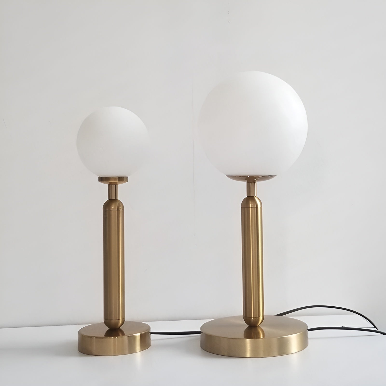 SphereShine Luxury Table Lamp in Glass & Brass – Elegance and LED