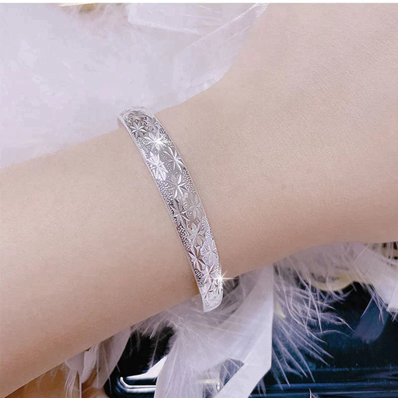 Captivating Star-Shaped Silver Bracelet for a Radiant Look