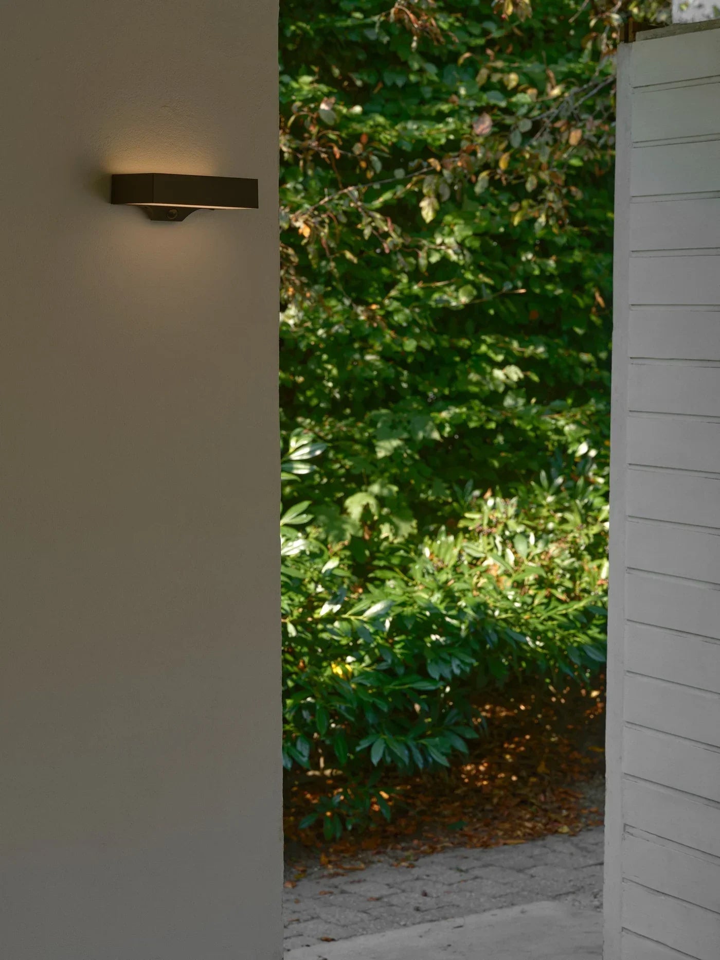 SolarGlow Outdoor Lamp – Wireless LED Wall Lamp with Sensor