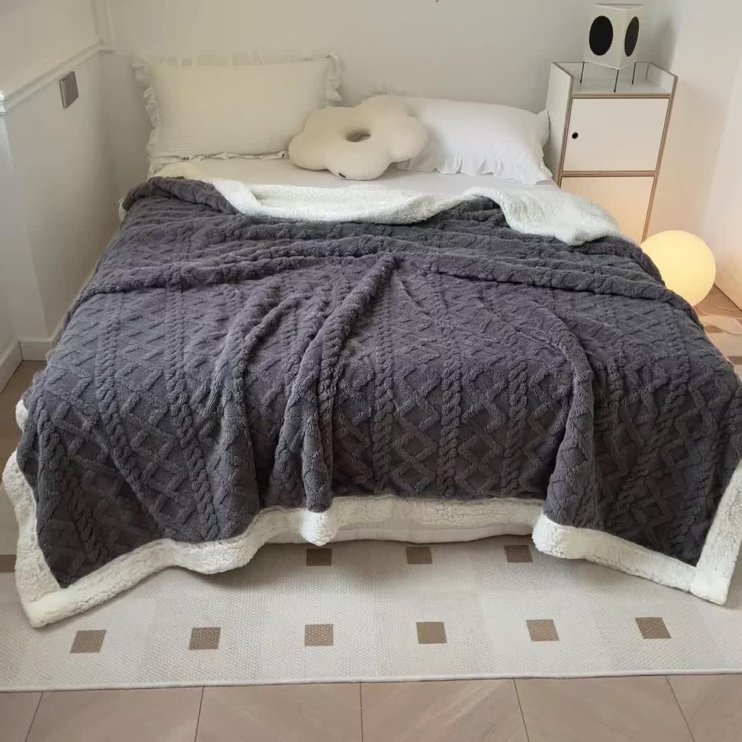 Stylish Reversible Fleece Blanket for Ultimate Comfort and Warmth