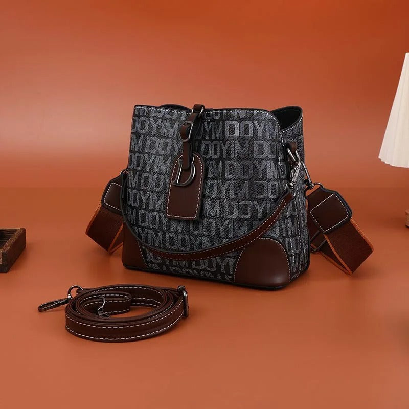 LuxeCarry - Elegant Leather Shoulder Bag with Lots of Space