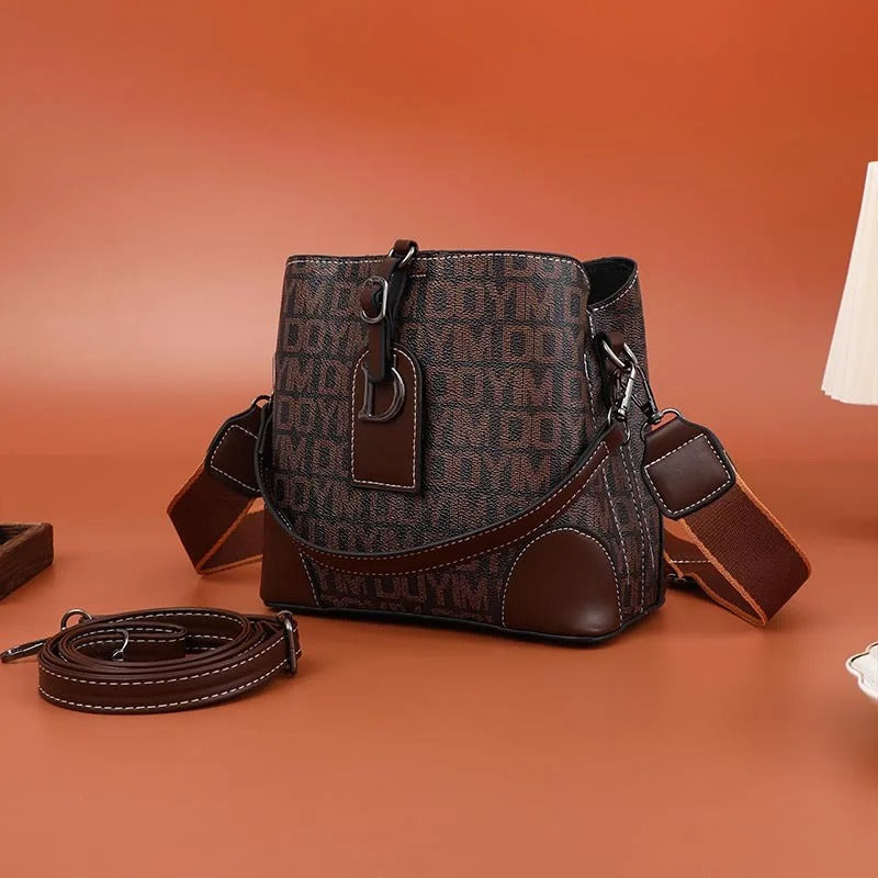 LuxeCarry - Elegant Leather Shoulder Bag with Lots of Space