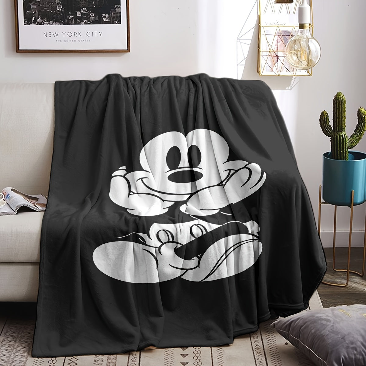 MickeyDream – Playful Fleece Blanket for Comfort