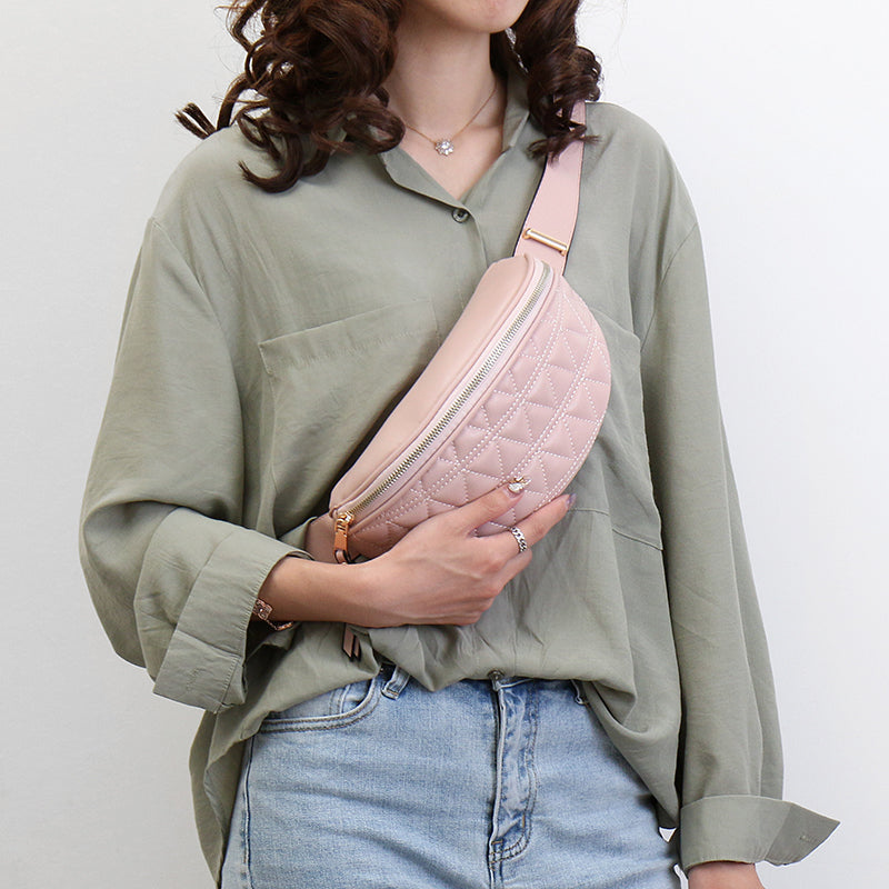 HazelBag - Trendy Hip Bag with Check Pattern