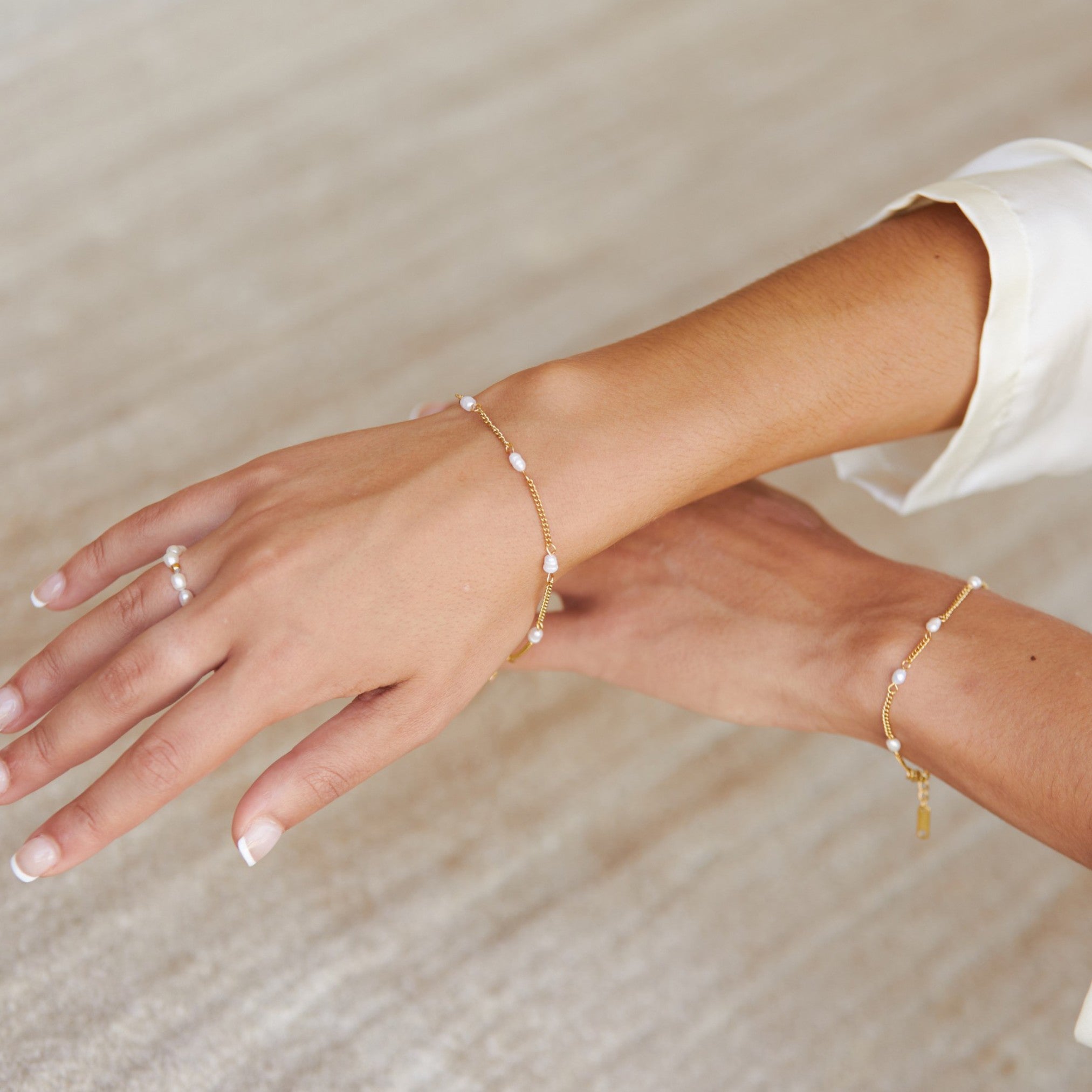 Elegant Amara Armband med Strålande Sötvattenspärlor