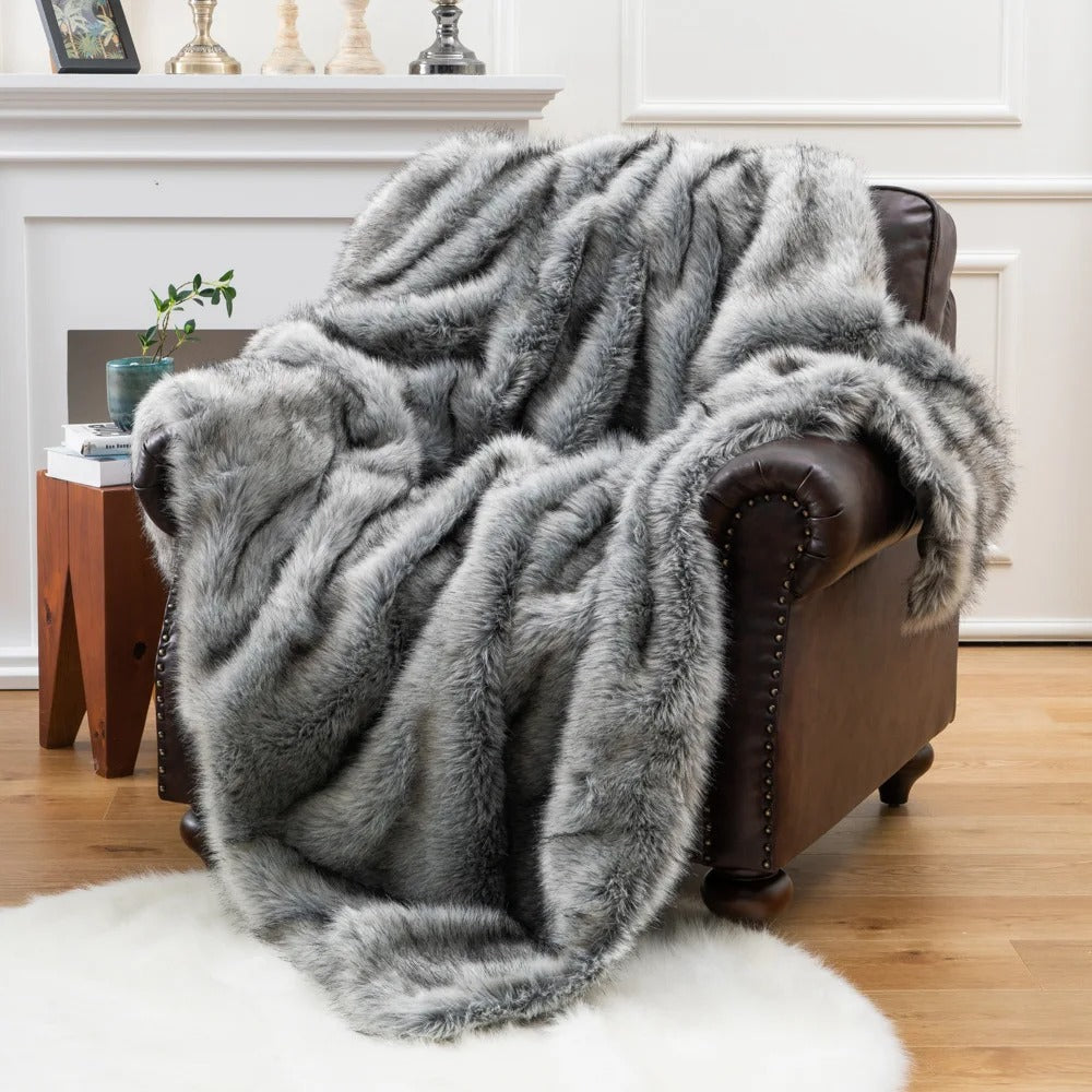 FauxFur Bliss – Luxurious Synthetic Fleece Blanket for Extra Comfort