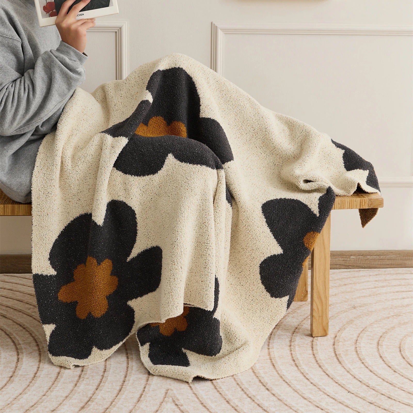FloralSoft - Luxurious Microfiber Blanket for Ultimate Comfort