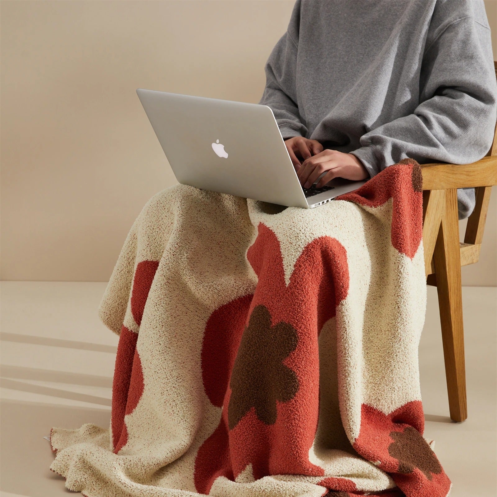 FloralSoft - Luxurious Microfiber Blanket for Ultimate Comfort