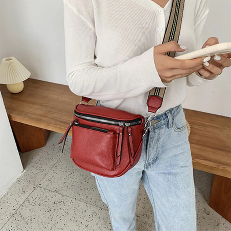 Classic Elegance Shoulder Bag - Timeless Design and Comfort