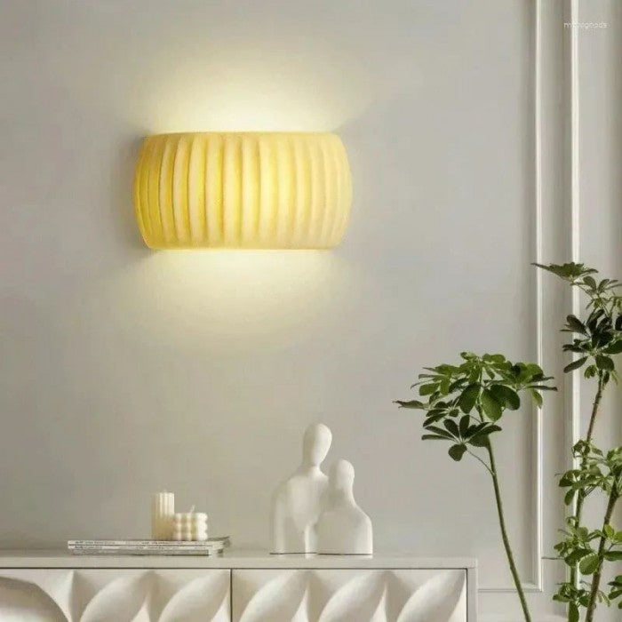 Luxe Art Deco Wall Lamp in Resin - Illuminate your Interior